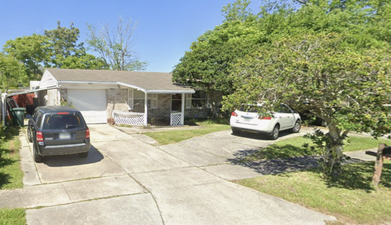 Jacksonville Home with front yard, and greenery, cash sale